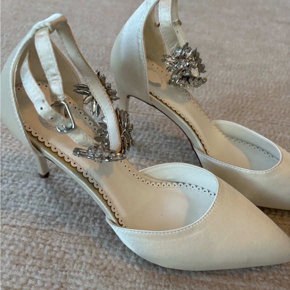 Journee Collection Cream Heels with Floral Accent - Picture 6 of 15
